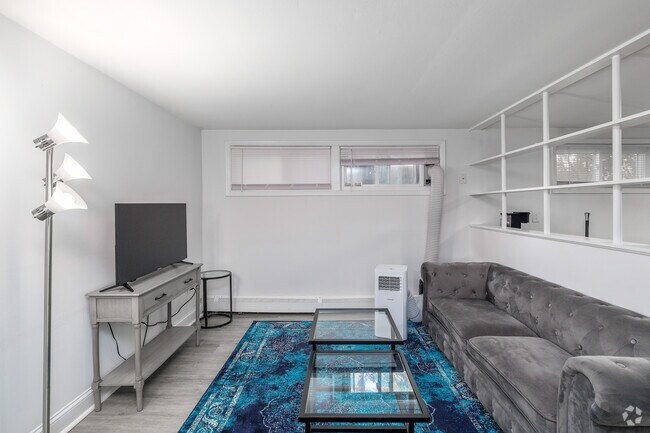 1 habitación, 1 baño - 645 pies cuadrados - Sala de estar - 1817 Burnet Ave - Utilities Included