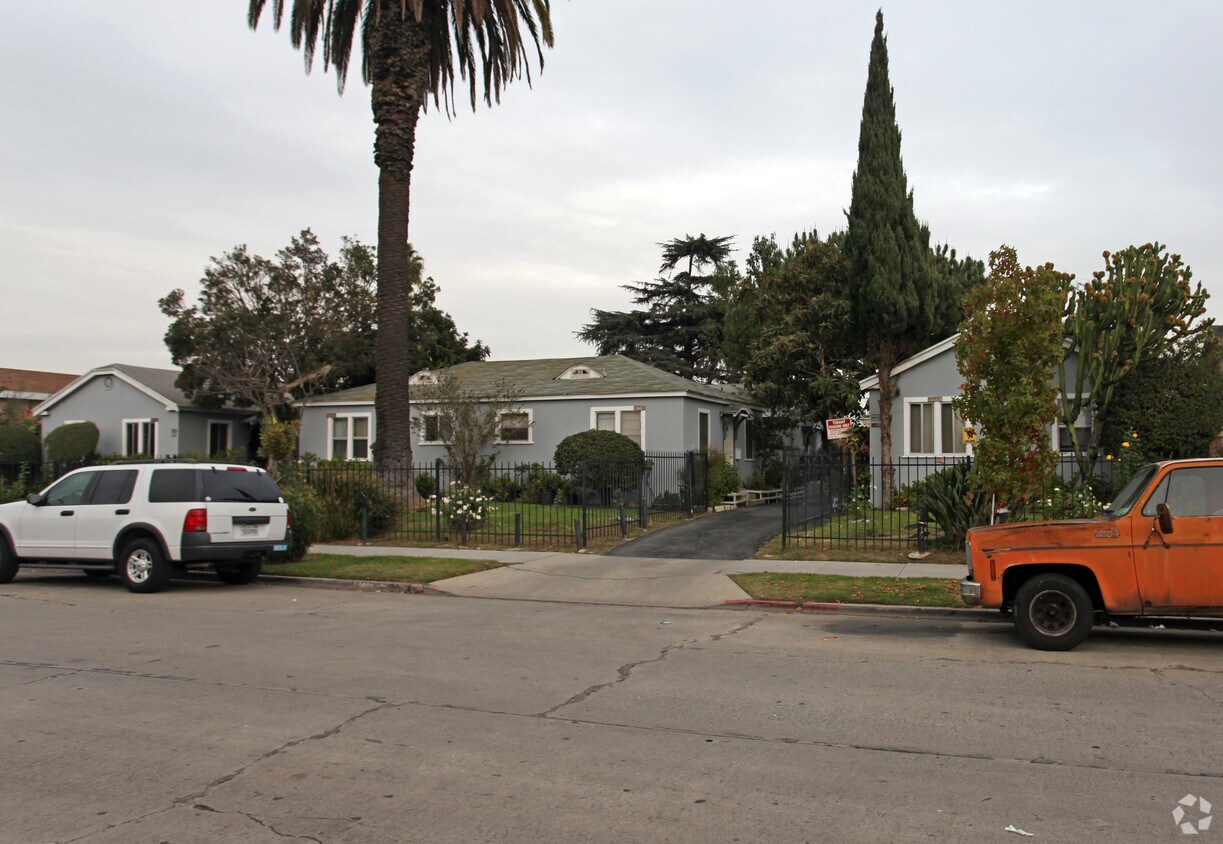 Primary Photo - 6558-6604 S Victoria Ave
