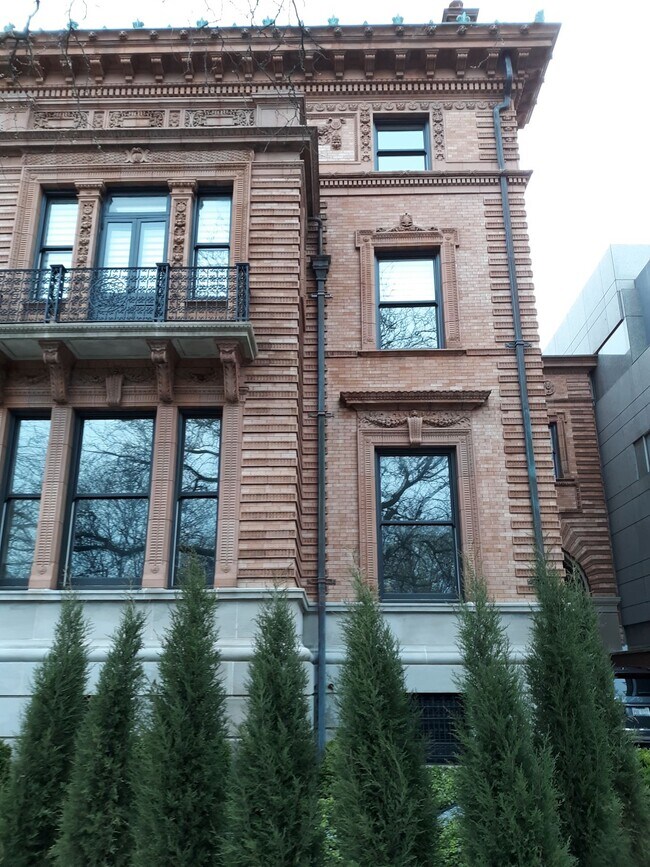 Building Photo - 410 W Arlington Pl