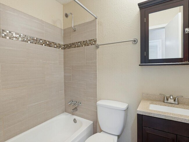 Foto del edificio - 2401 Manor Rd