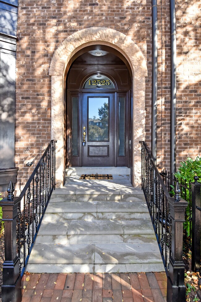Front entrance - 12525 Linda View Ln