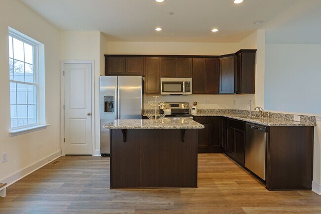 Foto del edificio - BRAND NEW-Luxury Townhomes!