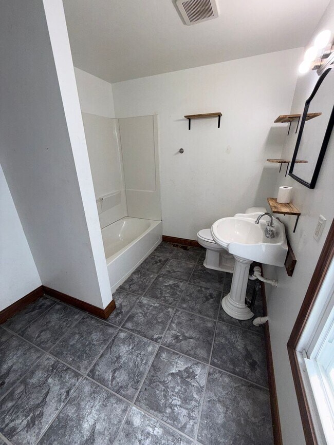 Foto del edificio - Beautiful 2 Bed 2 Bath Home - Includes Stove & Refrigerator