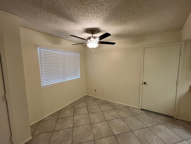 Building Photo - Beautiful 2 Beds 1.5 Baths Townhome in Sun...