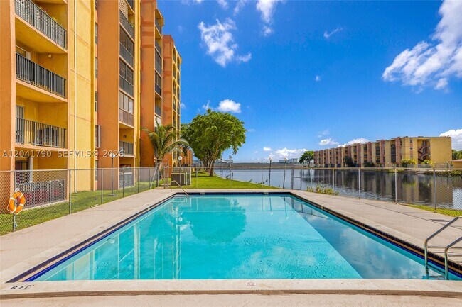 Foto del edificio - 4805 NW 7th St