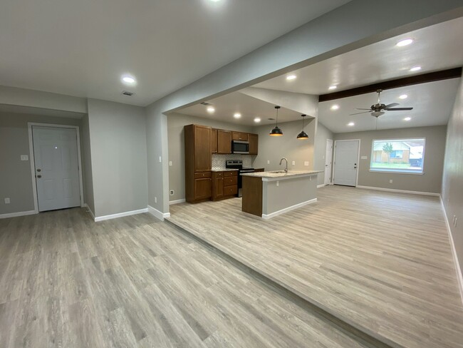 Building Photo - 1001 Paula Dr