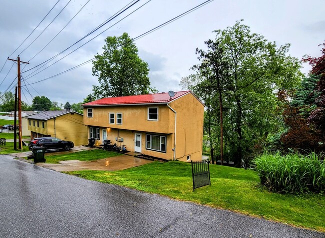 Building Photo - 3 Oak Drive Cir