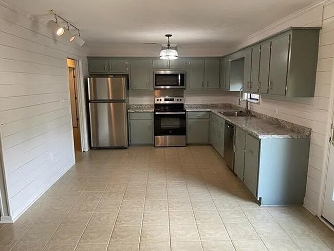 Foto del edificio - Cozy 3BR Ranch Home with Fenced Backyard in Springfield
