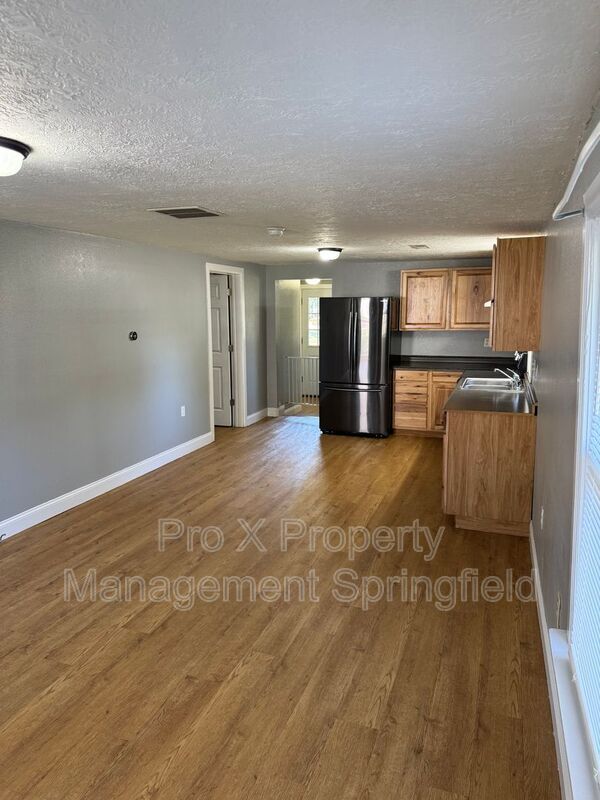 Building Photo - 801 S Golden Ave