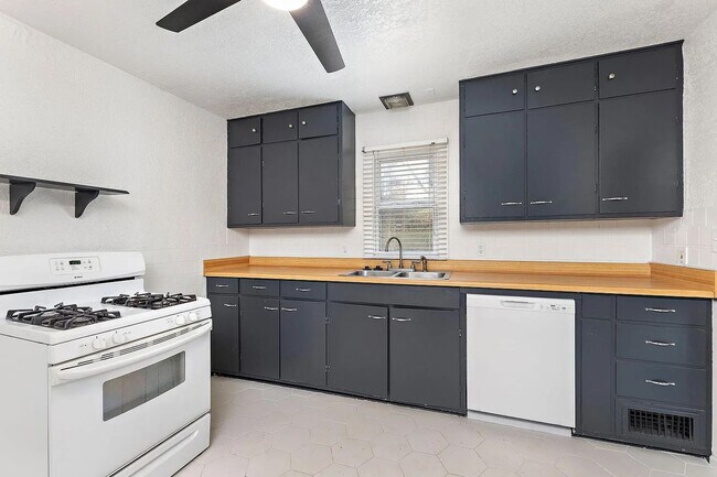 Foto del edificio - 5400 NE 49th St