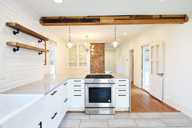 Foto del edificio - Charming Pet-Friendly Belmont Home With Fenced Yard