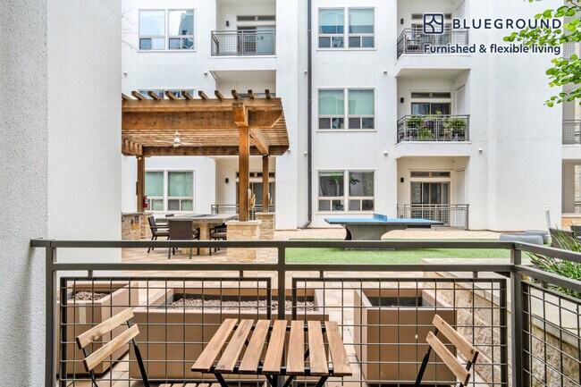 Building Photo - 422 W Riverside Dr