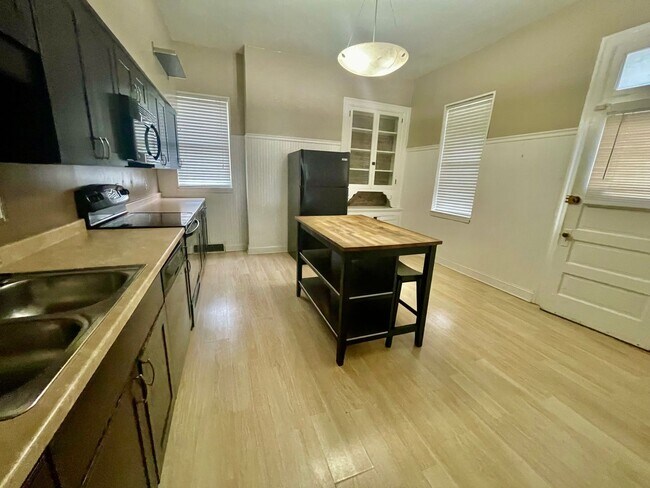 Building Photo - Must See! - 3 Bedroom 2 Bathroom - Pittsburgh