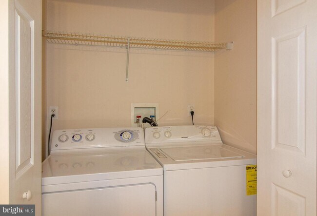Foto del edificio - 9228-38 Blue Grass Rd