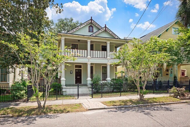 Foto del edificio - Charming 4 Bedroom 3 Bathroom Historical H...