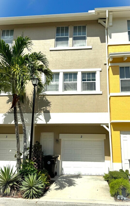 Building Photo - 883 Millbrae Ct