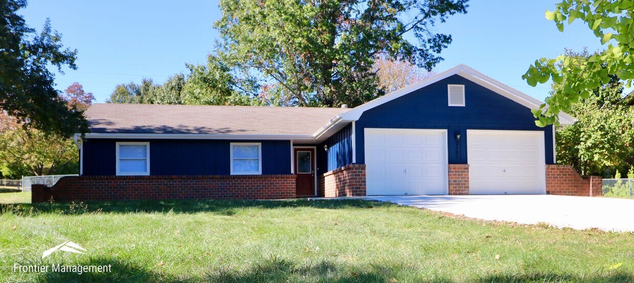 Primary Photo - Newly Remodeled Home Near Cico Park