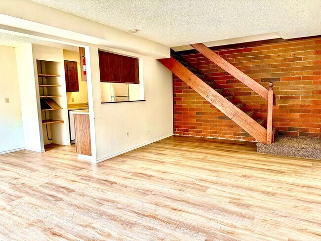 Building Photo - 1211 W Ivy Ave