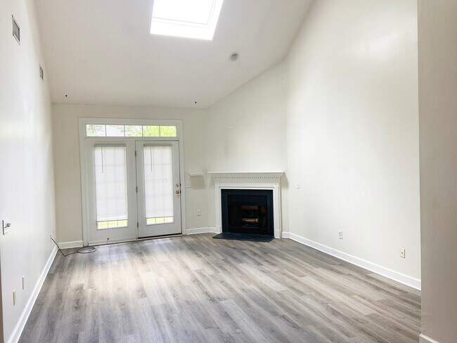 Foto del edificio - 5006 Carleton Dr