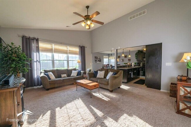 Building Photo - Newer home with beautiful finishes on the ...