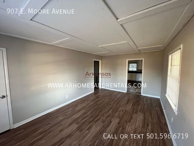Building Photo - 907 E Moore Ave