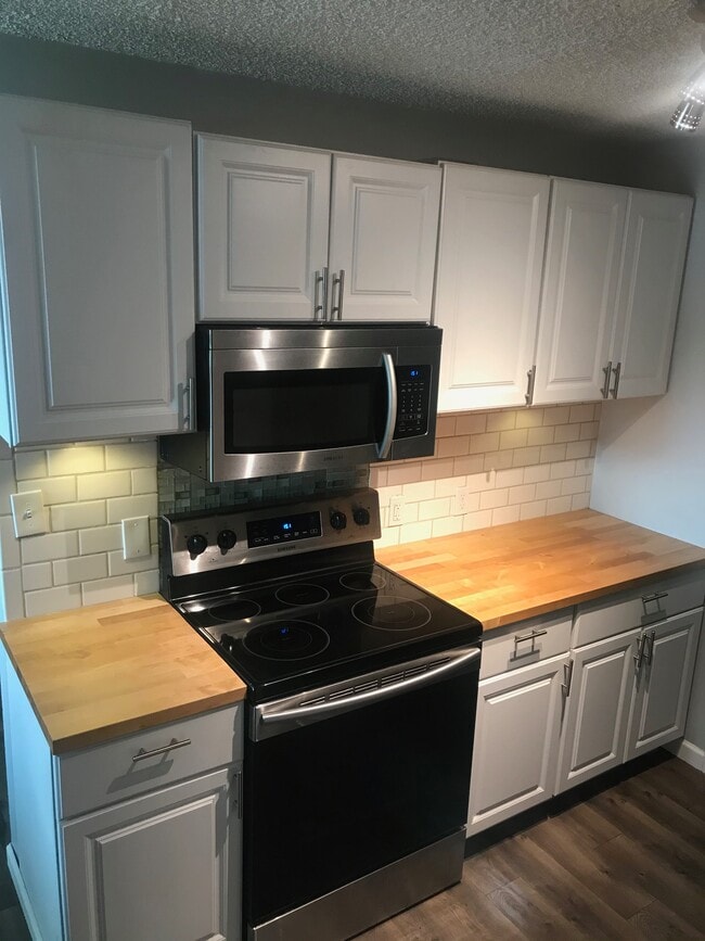 Photo - 924 Shorewood Dr Townhome