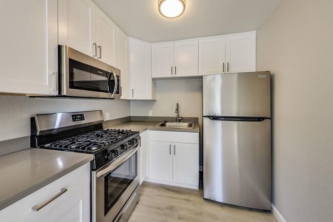 Building Photo - 1549 San Carlos Ave