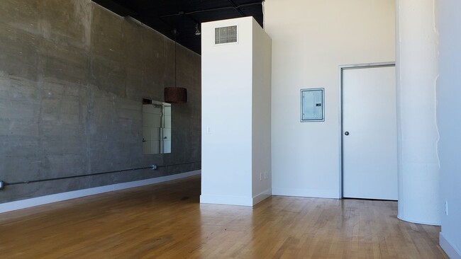 Foto del edificio - Amazing DTLA Loft Available Now!