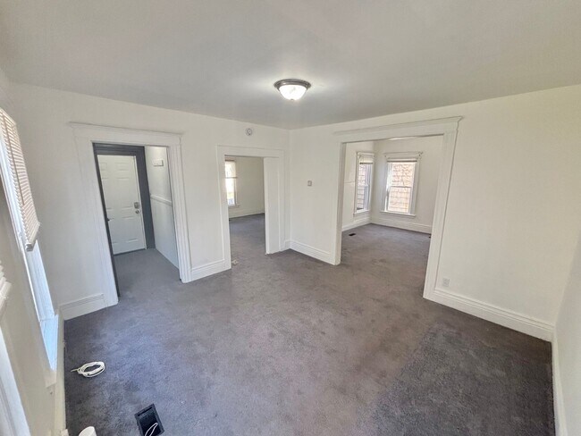Building Photo - Spacious 5 Bedroom 2 Full Bath House | Front Porch | Back Yard | Off Street Parking | in-Unit Lau...