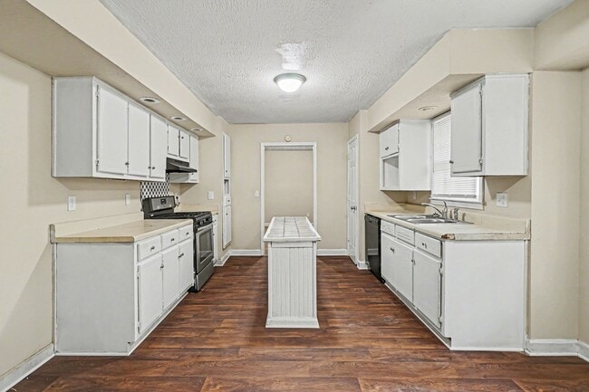 Foto del edificio - Large 3 Bedroom 2 Bath Home