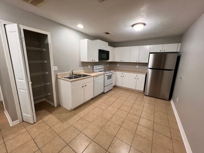 Foto del edificio - 6127 E Clay St