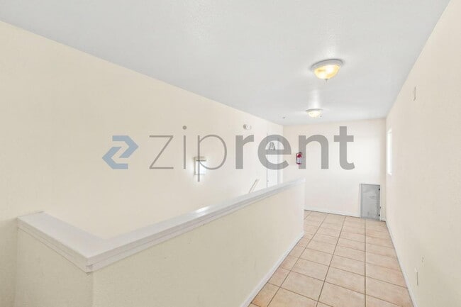 Building Photo - Unit C