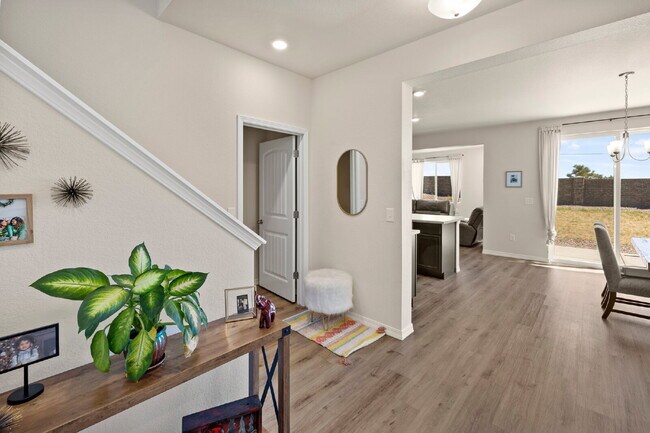 Foto del edificio - Bright and Beautiful Home with Gourmet Kitchen & Hardwood Floors