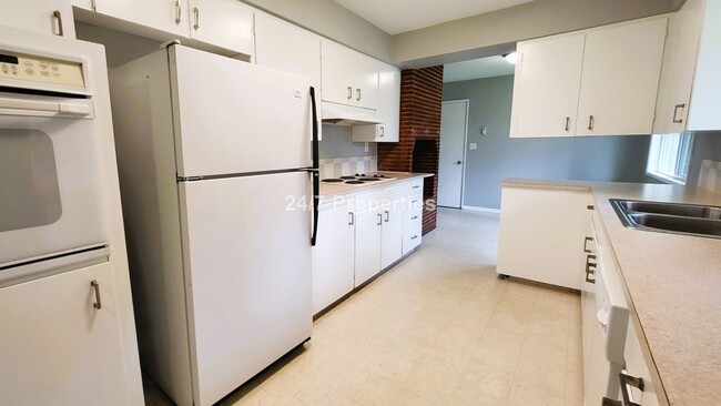 Building Photo - Vintage Ranch - 3 BD | 2 BA - Large fully ...