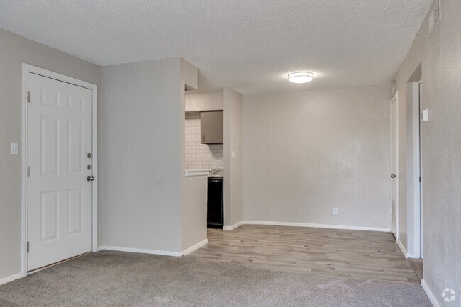 2BR, 1.5BA - 1000SF - Dining Area - Stoneridge @ 36th Apartments