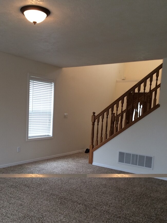 Building Photo - 3 Bed, 2.5 Bath on Sunnyside Hill!