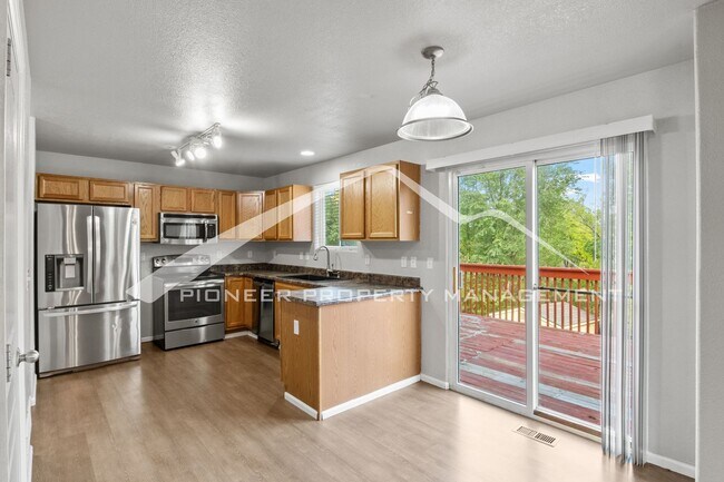 Foto del edificio - Spacious 4-Bed, 3.5-Bath Home with Walkout Basement, Oversized Deck enclosed yard, AC and 2-Car G...