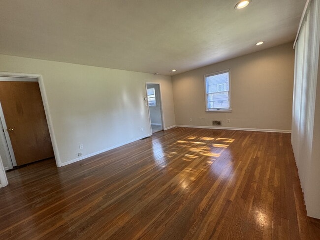 Foto del edificio - SPACE, CHARM & FLEXIBILITY — ALL IN ONE 3 BED, 1 BATH HOME!