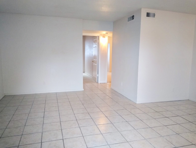 Foto del edificio - 8016 Meadowbrook Dr