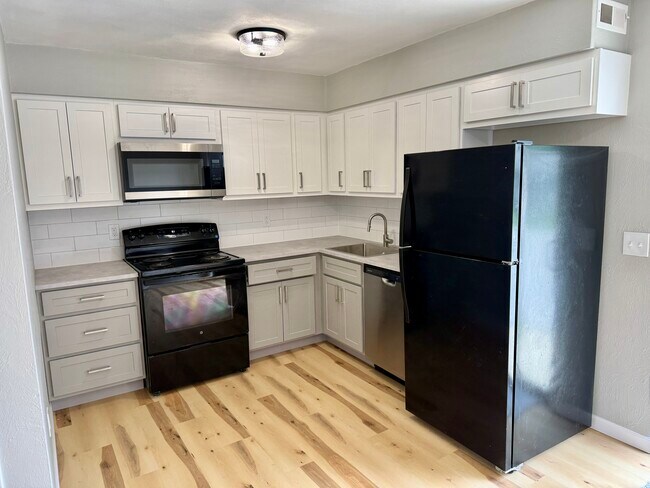 Foto del edificio - 823 N Cherry St