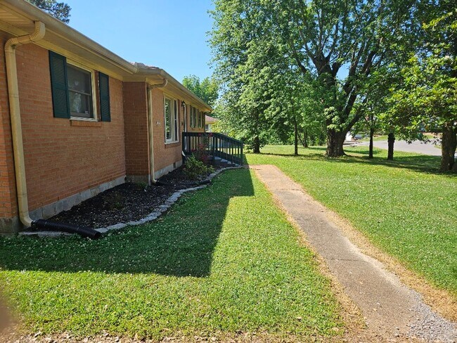 Building Photo - 504 Wren Dr
