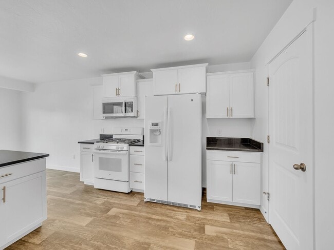 Building Photo - Beautiful 3-bedroom, 2-bath townhome