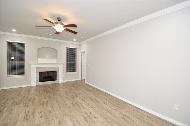 Building Photo - 931 Lakeview Dr
