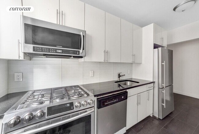Building Photo - 330 E 52nd St
