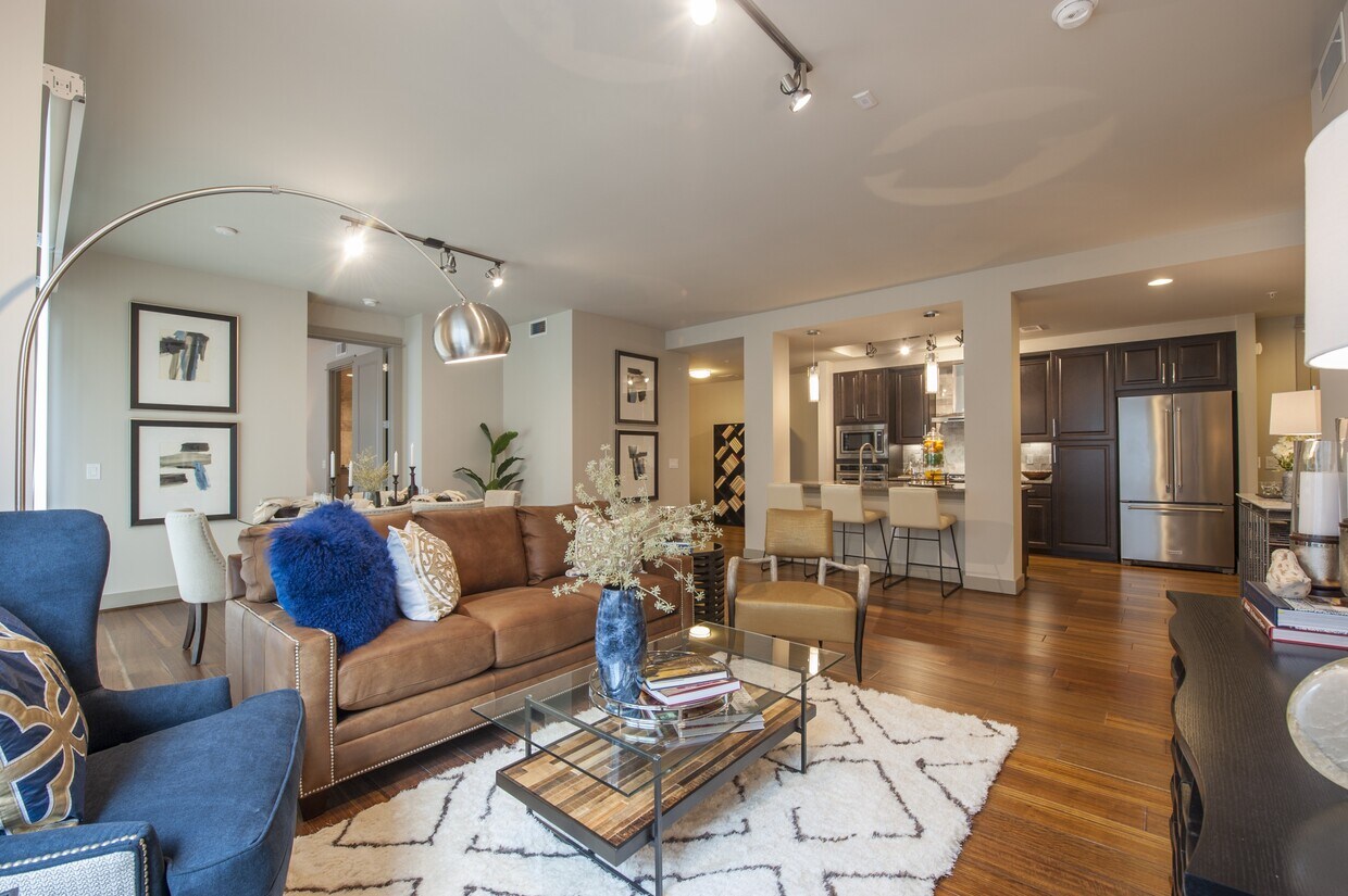 Flujo continuo entre la acogedora sala de estar y la cocina moderna. - Pearl Residences