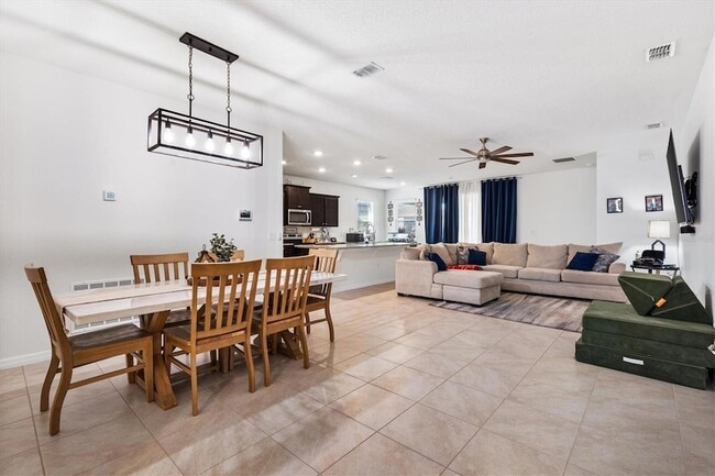 Foto del edificio - 5470 Sunshine Dr