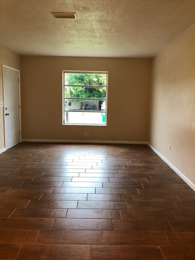 Building Photo - 3 Bed 1 Bath Home | Pet Friendly | Washer ...