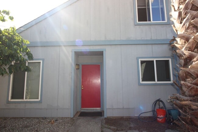 Building Photo - 3 Bedroom Home in Petaluma