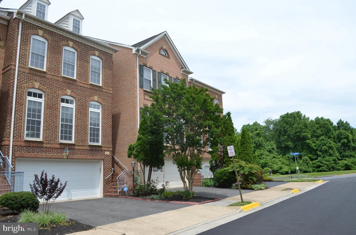 Primary Photo - 4074 Walnut Cove Cir