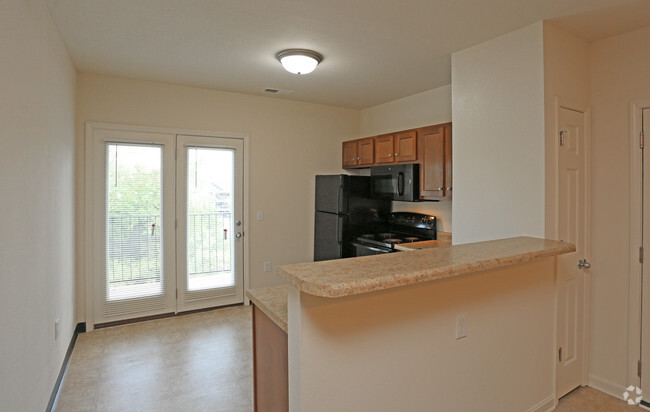 2BR, 2BA - 904 SF - Applegate Farm Apartments